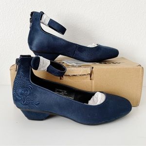 NWT Comfortview Pixie Navy Faux Suede Ankle Strap Pump  Size 7W